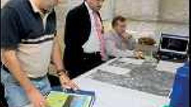 El nuevo callejero de Cangas fue presentado ayer en un acto en la casa consistorial. / gonzalo núñez