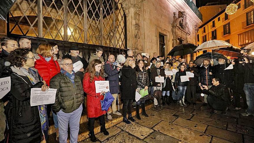 Concentración de protesta contra la actuación de Florit en Cort el pasado jueves.