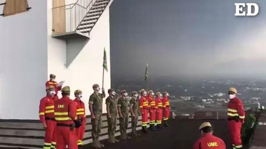 Personal de la UME y Ejercito de Tierra en un piquete en la montaña de Tenisca