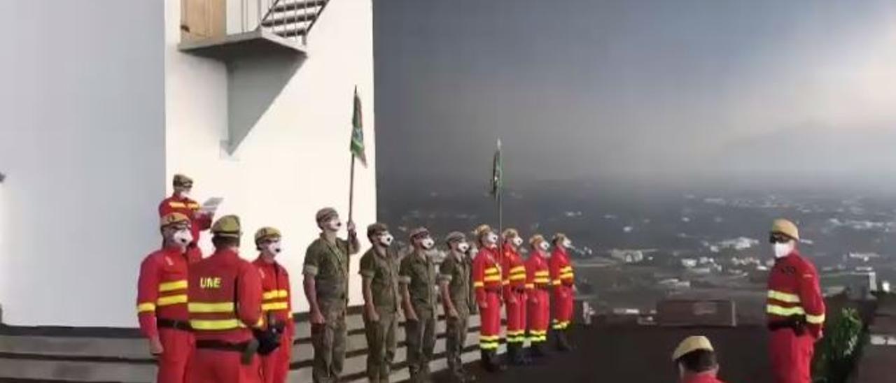 Personal de la UME y Ejercito de Tierra en un piquete en la montaña de Tenisca