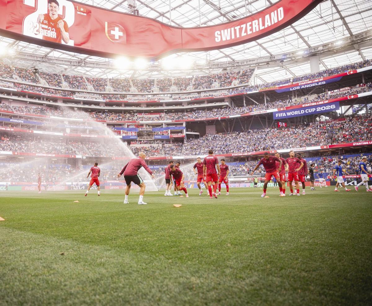 Edu Parra da instrucciones a los jugadores en  un entrenamiento  de Suiza. | FABIAN MICHEL AND SAMY EBNETER (SFA)