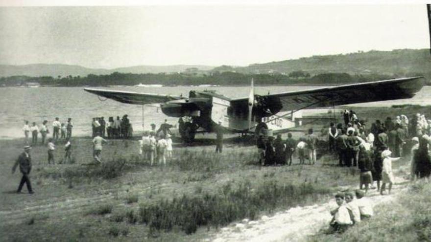 Un avión de Iberia en la playa de Panxón, zona habitual de aterrizajes en el sur de la provincia.   // A. Pacheco