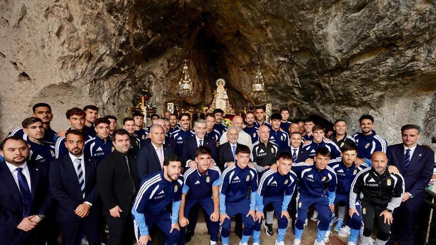 El Real Oviedo, con Jesús Martínez a la cabeza, visita Covadonga: "Que la Santina nos siga ayudando"
