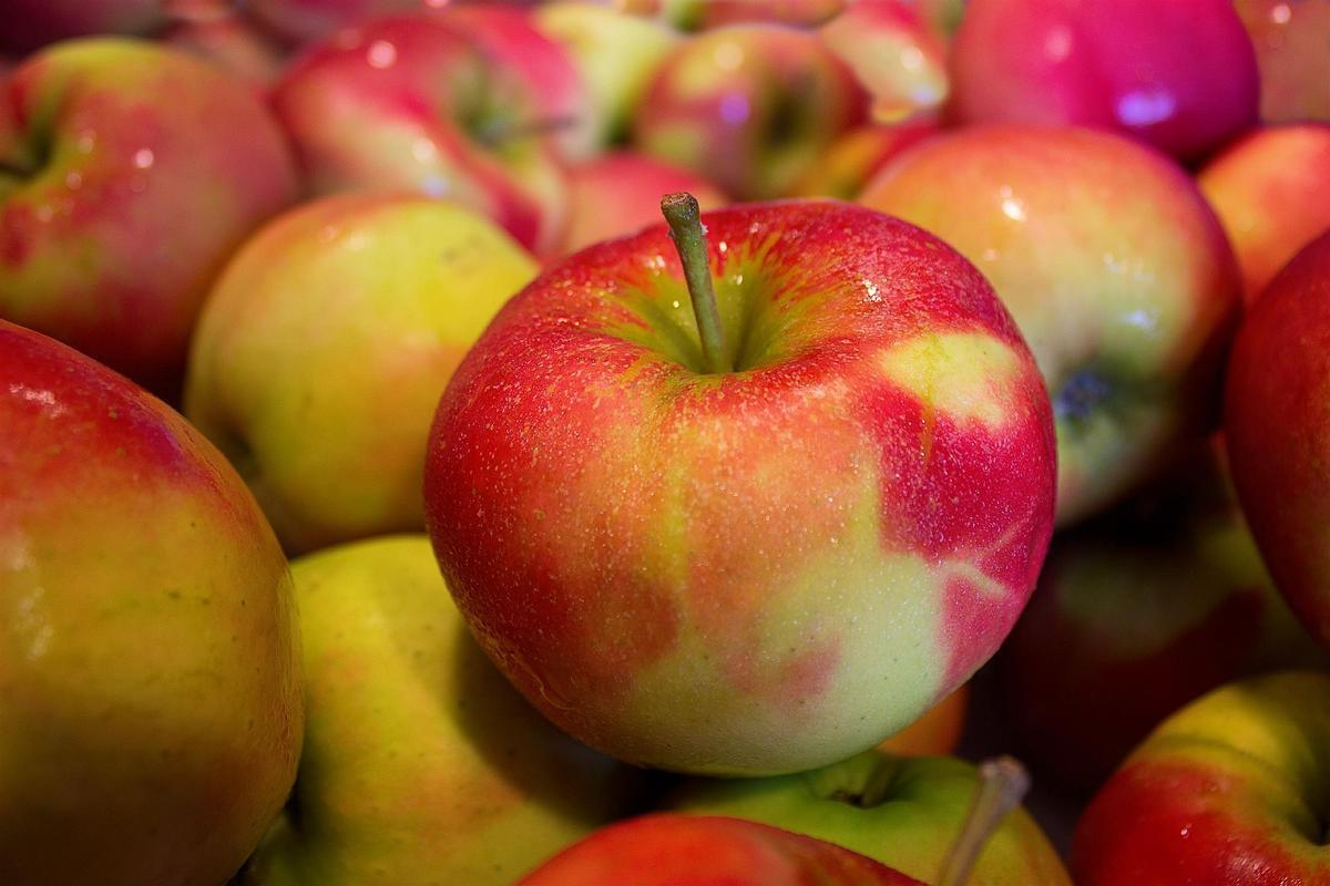 Come la manzana con piel para aprovechar mejor sus propiedades saciantes.