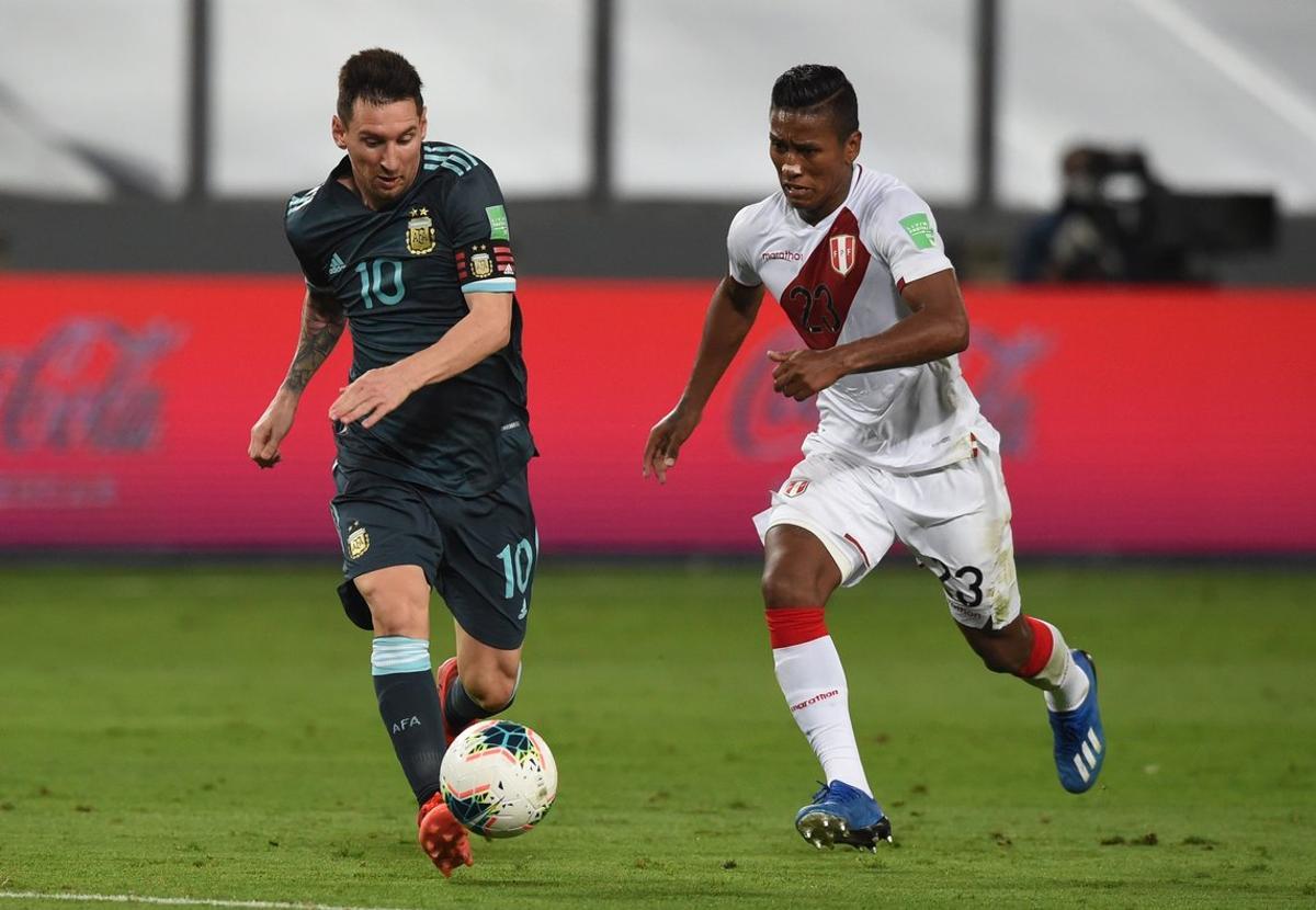 AME9081. LIMA (PERÚ), 17/11/2020.- El jugador Pedro Aquino (d) de Perú disputa el balón con Lionel Messi de Argentina hoy, en un partido de las Eliminatorias Sudamericanas para el Mundial de Catar entre las selecciones de Perú y Argentina en el estadio Nacional en Lima (Perú). EFE/ERNESTO BENAVIDES POOL