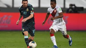 AME9081. LIMA (PERÚ), 17/11/2020.- El jugador Pedro Aquino (d) de Perú disputa el balón con Lionel Messi de Argentina hoy, en un partido de las Eliminatorias Sudamericanas para el Mundial de Catar entre las selecciones de Perú y Argentina en el estadio Nacional en Lima (Perú). EFE/ERNESTO BENAVIDES POOL