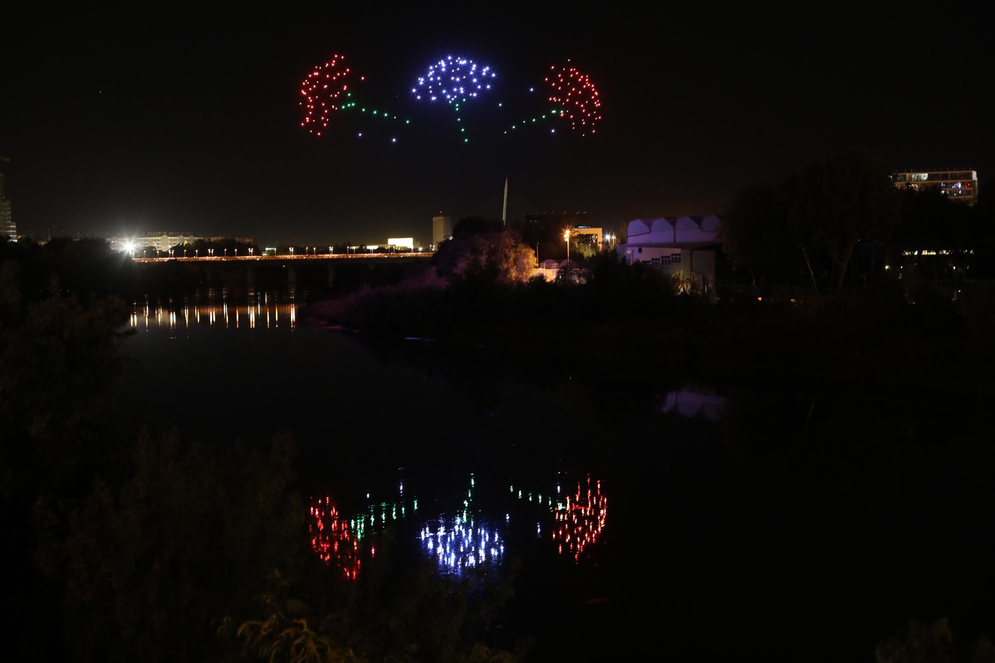 El espectáculo de drones de las Fiestas del Pilar de Zaragoza del 14 de octubre.