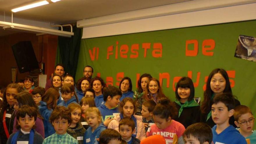 Arisa Tateishi y Weiru Wang, arriba a la derecha, con algunos de los participantes en la Fiesta de la Lenguas, ayer, en San Antolín.