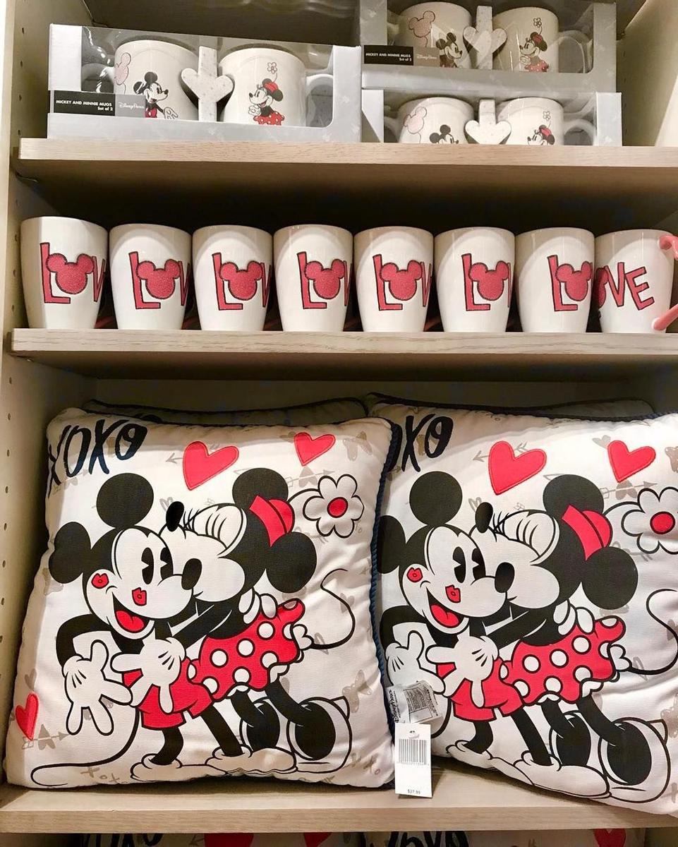 Tazas y cojines de San Valentín en Disney Home