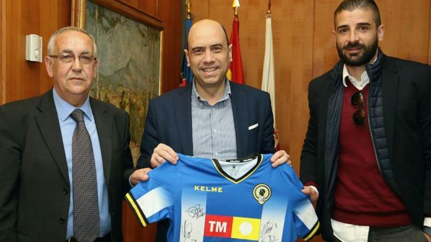 El presidente Quique Hernández, el alcalde Echávarri y el director deportivo Javier Portillo, este viernes en el Ayuntamiento de Alicante.