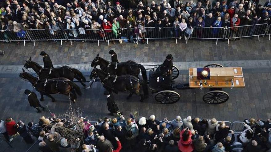 Miles de personas asistieron a la procesión fúnebre de Ricardo III
