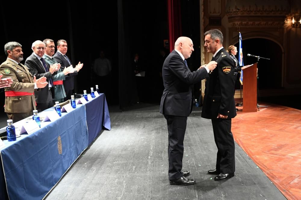 El acto institucional, en el Teatro Rosalía de Castro, ha sido presidido por el Delegado del Gobierno en Galicia.