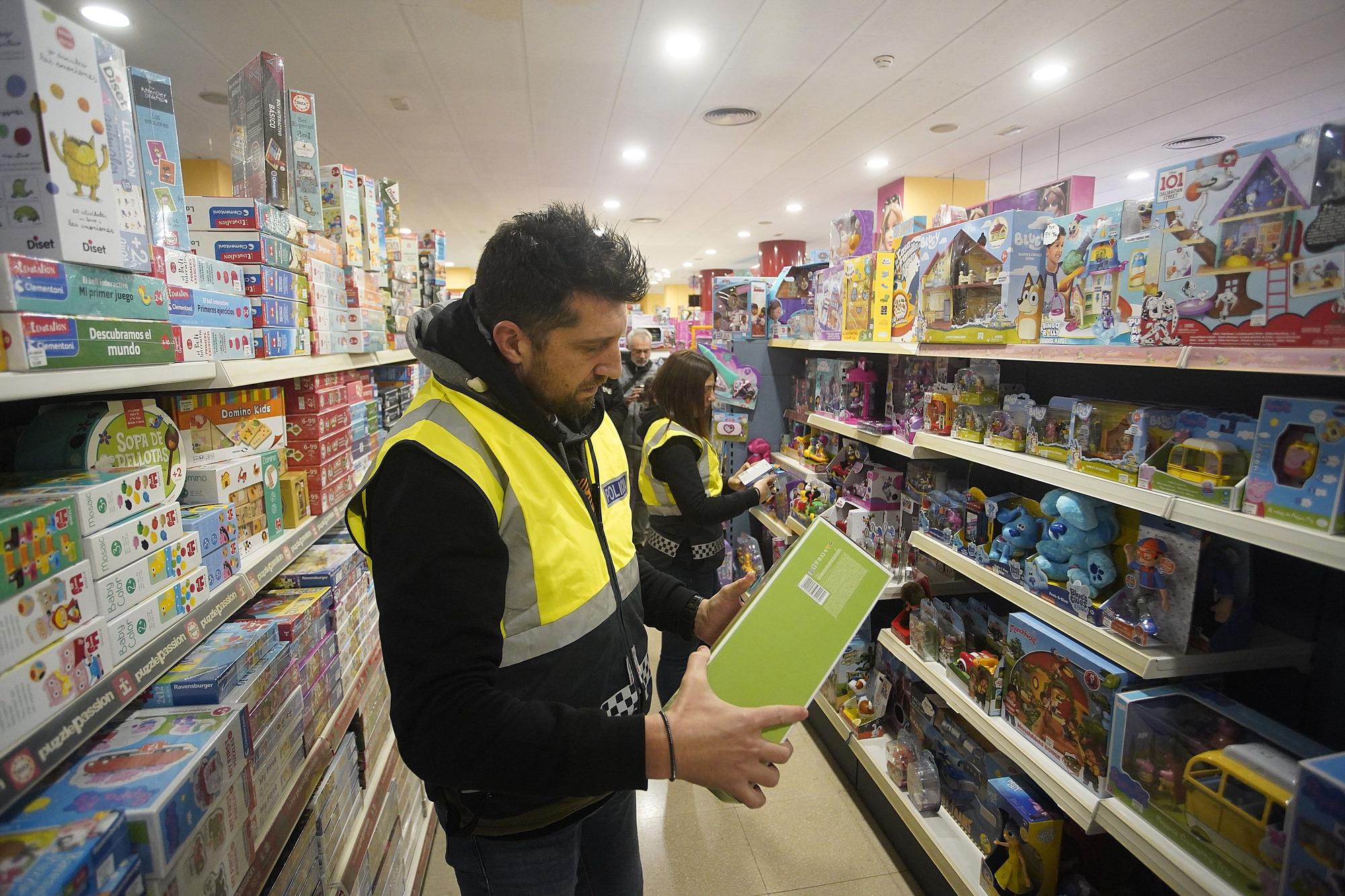 La Policia Municipal de Girona inspecciona una quinzena de botigues en la nova edició de la campanya «Joguina segura»
