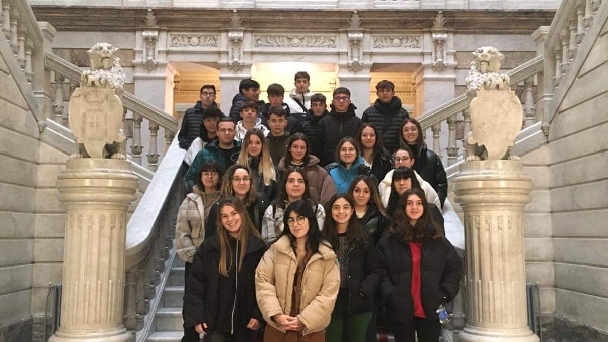 El alumnado del IES de Llanera, en las escaleras de la Junta General.