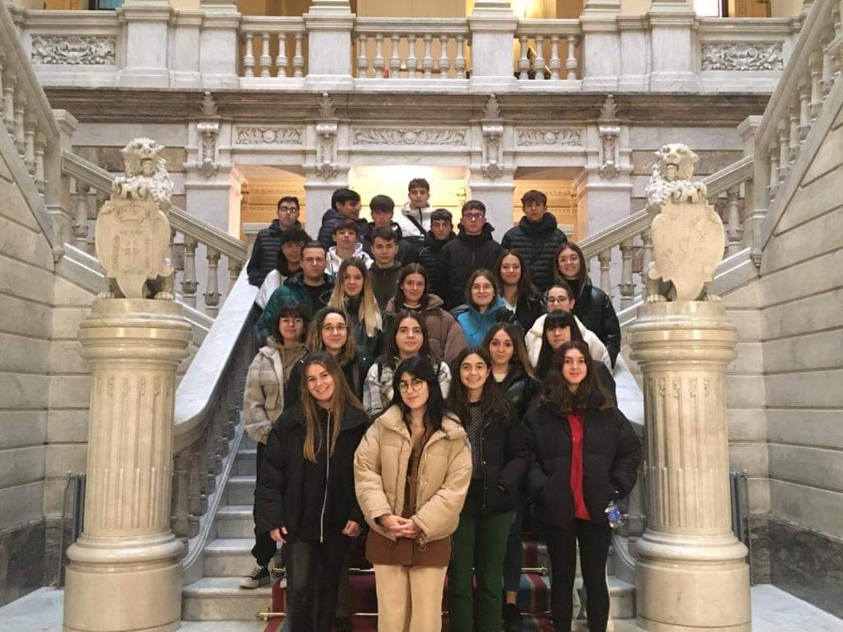 El alumnado del IES de Llanera, en las escaleras de la Junta General.