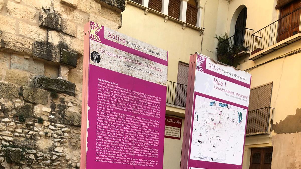 Los responsables también ensuciaron un cartel de una ruta turística, que ya ha sido limpiado.