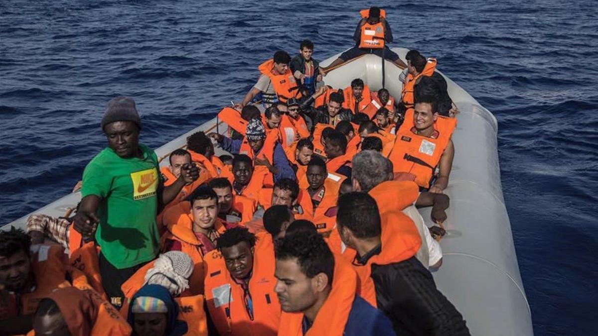 Fotografia de un rescate de Open Arms frente a las costas de Libia.