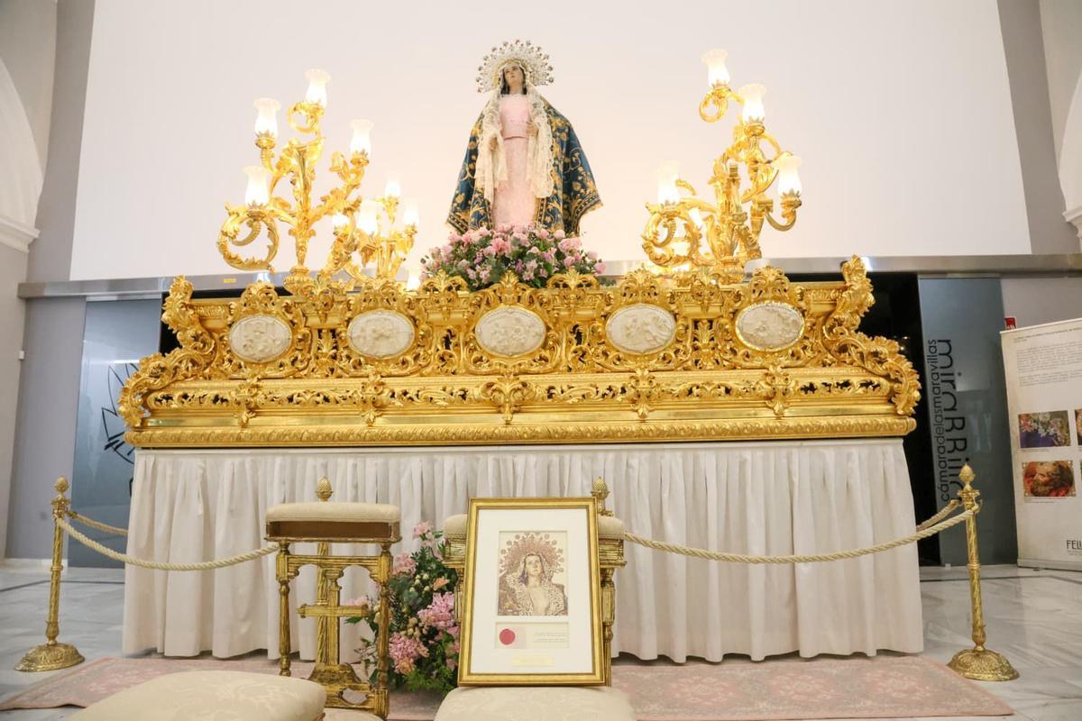 El cuadro obsequiado bajo la Sma. Virgen de la Amargura.