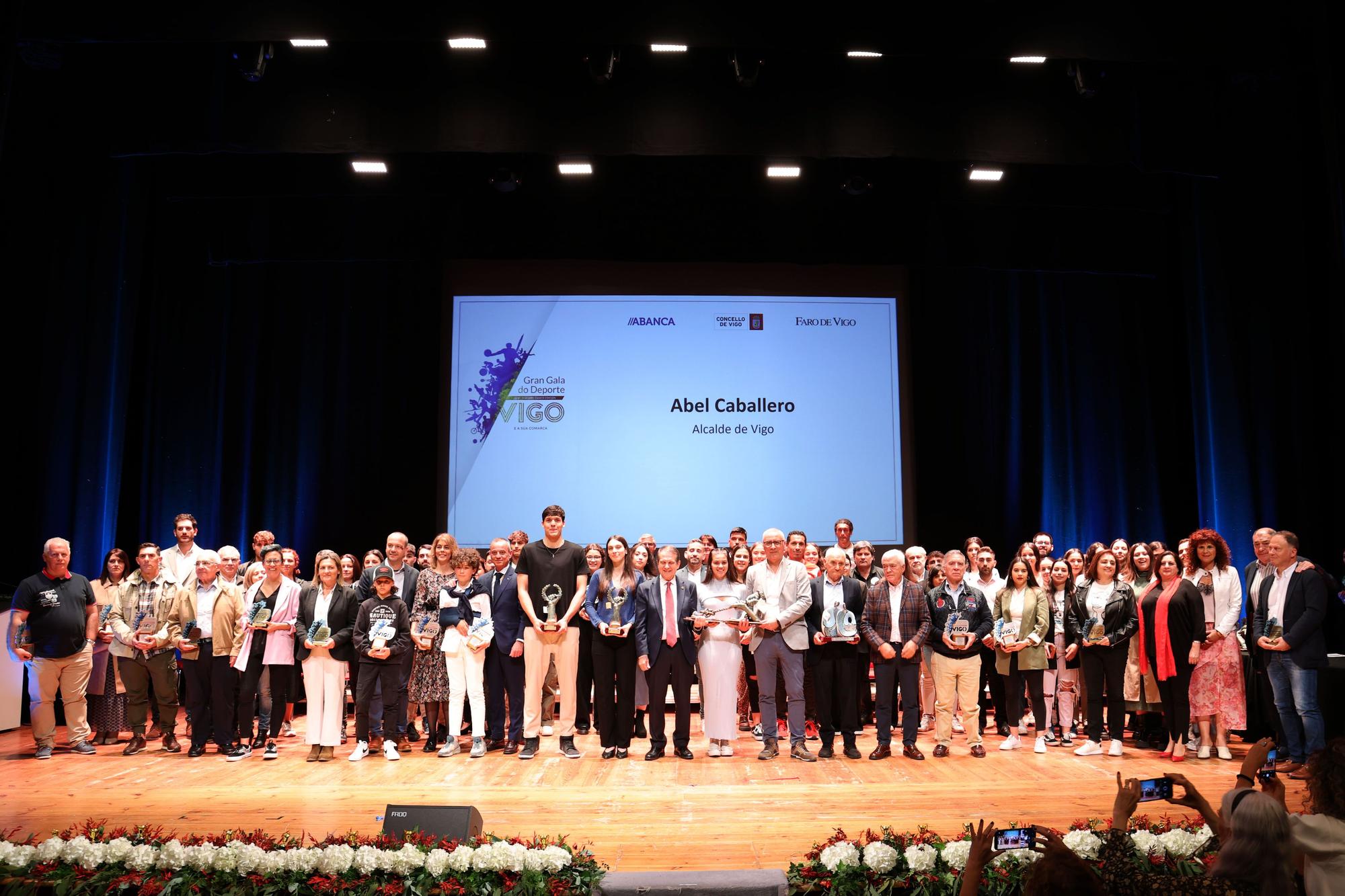 Foto de familia de los deportistas con las autoridades a la conclusión de la gala