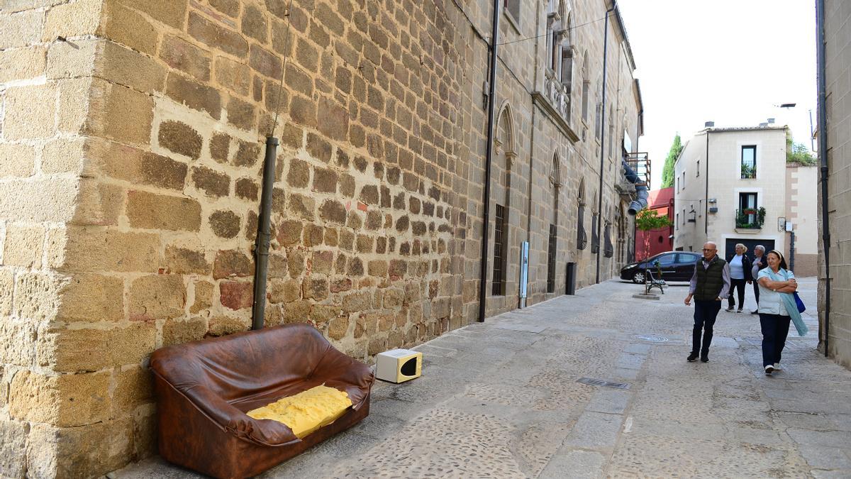 Enseres ante la Casa de las dos torres de Plasencia.