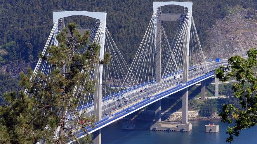 Vista general del puente de Rande, con vehículos circulando por la AP-9.