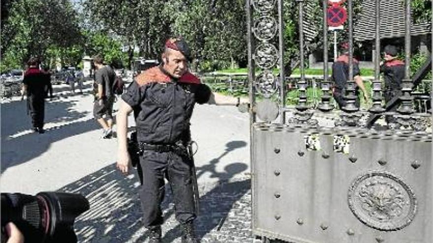 La policia va tancar, ahir, les portes del Parc de la Ciutadella per evitar que hi acampessin els &quot;indignats&quot;.