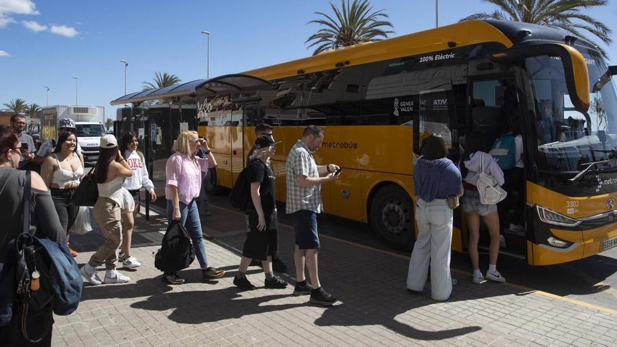 Usuarios del autobús entre el Port de Sagunt y València.