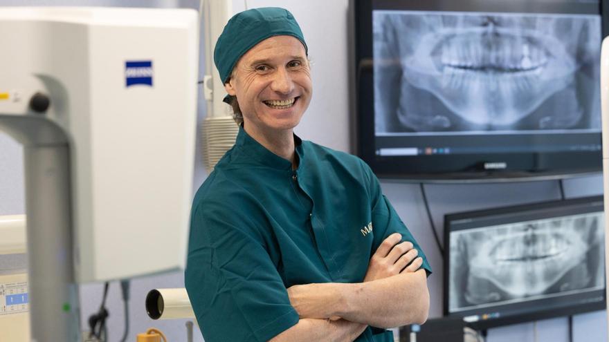 El doctor Alberto Fernández, director médico de la Clínica Dental MAEX Fernández.