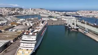 Los cruceristas inundan las calles de A Coruña: "La ciudad nos ha parecido muy bonita"