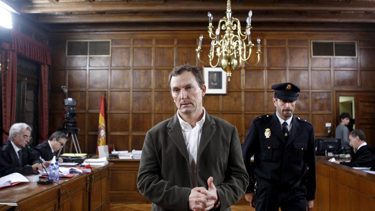 En el centro de la imagen, el condenado Santiago Mainar, y a la izquierda de la sala, el penalista zaragozano Enrique Trebolle.