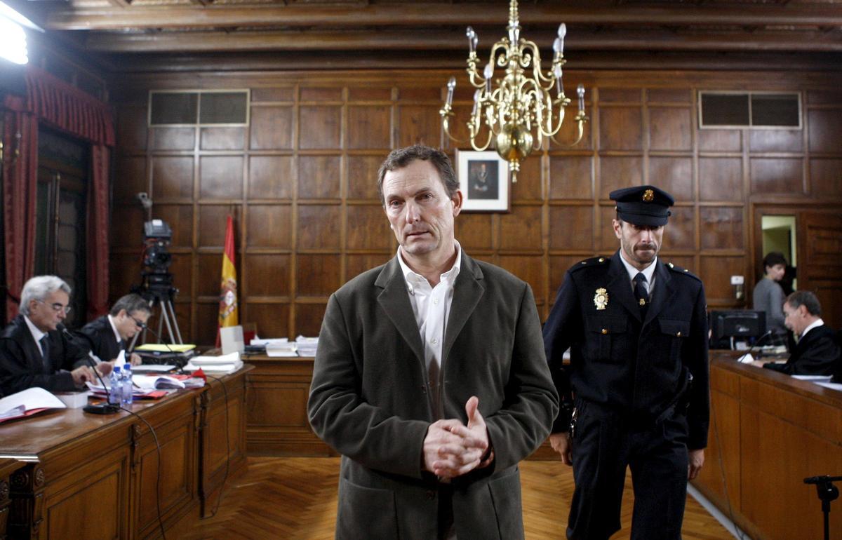 En el centro de la imagen, el condenado Santiago Mainar, y a la izquierda de la sala, el penalista zaragozano Enrique Trebolle.