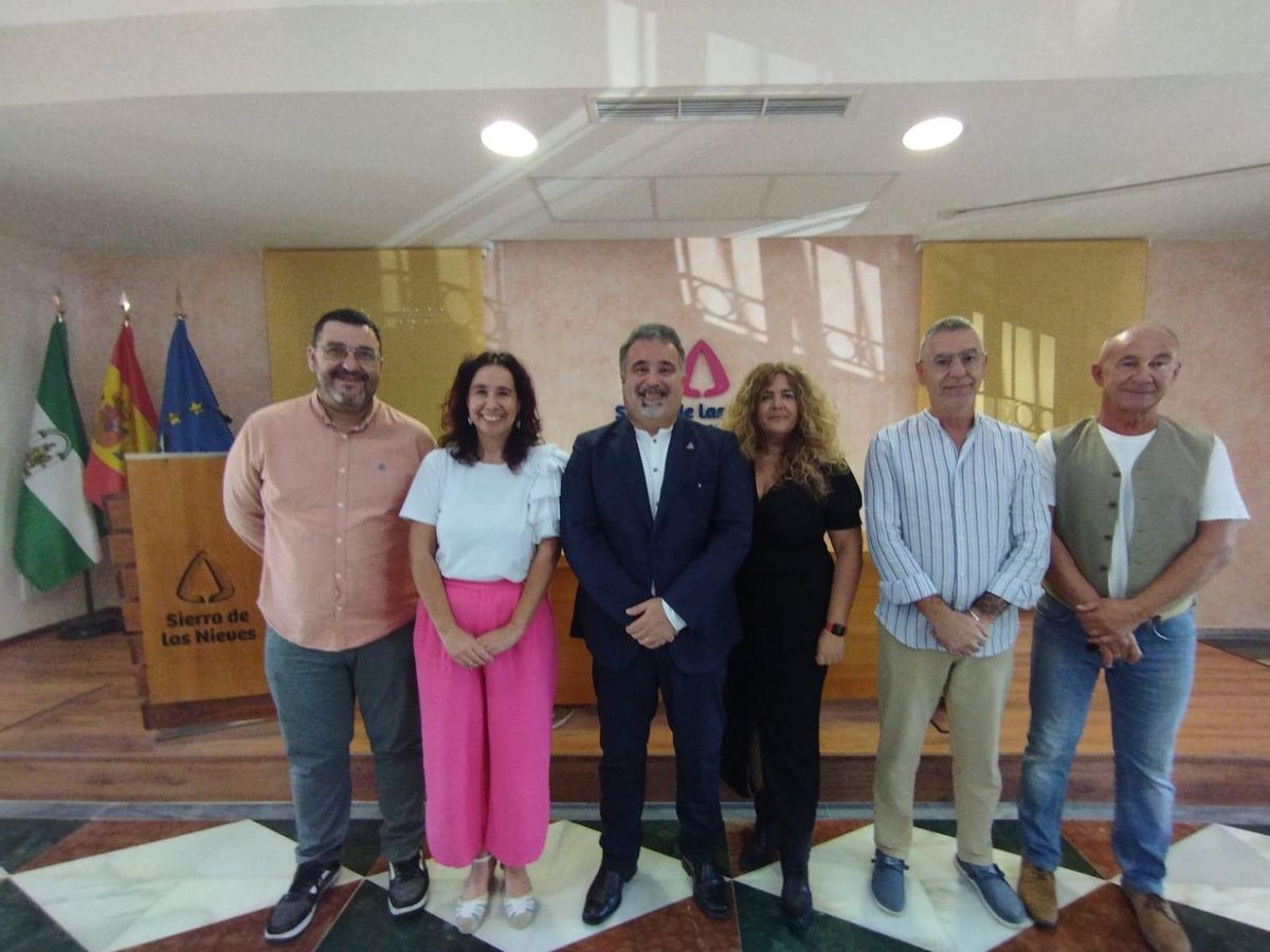 Guzmán Ahumada y otros miembros de IU, el martes en el Pleno de la Mancomunidad de Sierra de las Nieves.