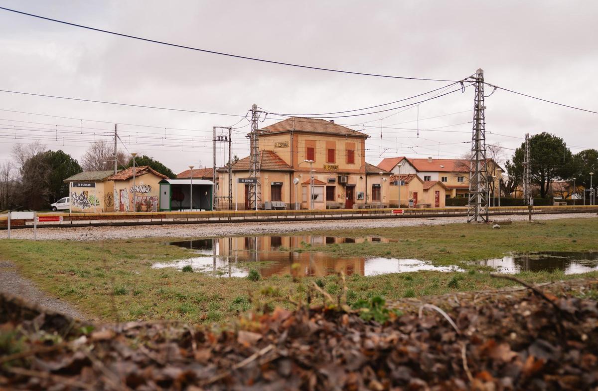 Varios charcos frente a la estación de tren de El Espinar, que bordea la localidad-