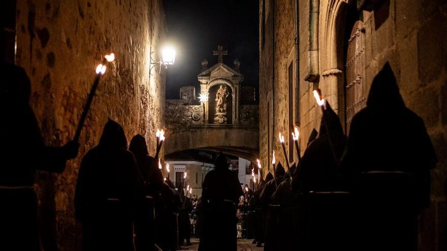 El Cristo Negro: la procesión cacereña que sale a medianoche y que atrae a miles de personas cada Miércoles Santo