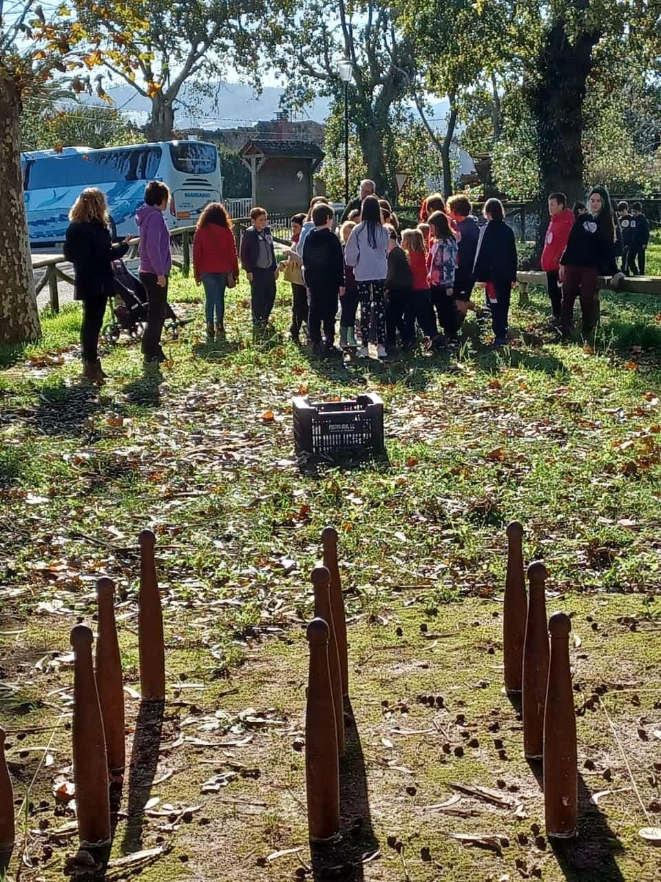 Entre castañas, zancos y gaitas en el amagüestu del CRA Les Mariñes, en Villaviciosa