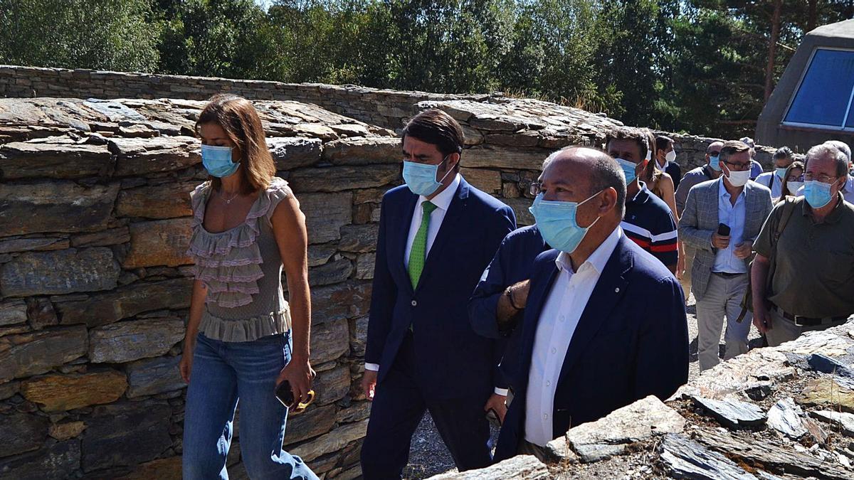 Clara San Damián, Suárez-Quiñones y José María Barrios encabezan  el recorrido por las instalaciones del Centro del Lobo “Félix Rodríguez de la Fuente”, de Robledo. | A. S.