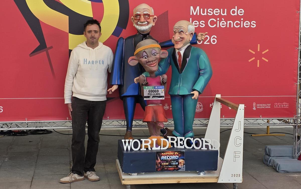 El artista Miguel March, con el ninot de la falla Tamarindos para la Exposición