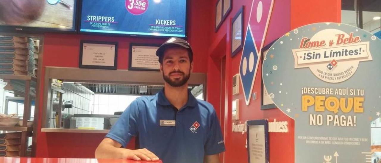 Roberto Fernández Barrio, biólogo, trabajando en una pizzería de Gijón.