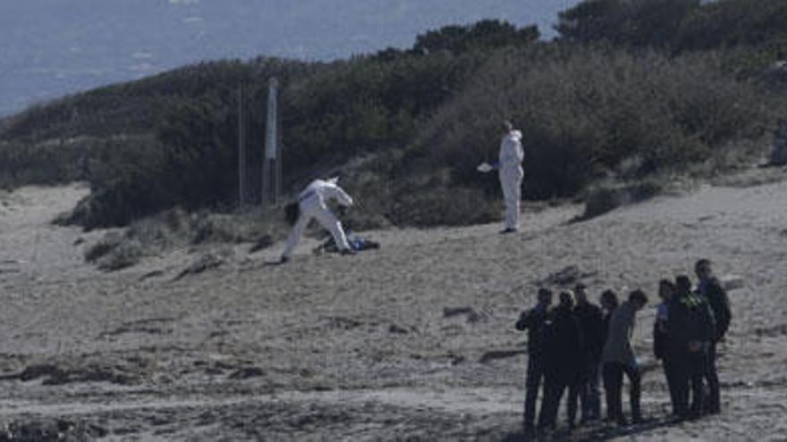 Agentes inspeccionando la zona donde se encontró el cadáver.