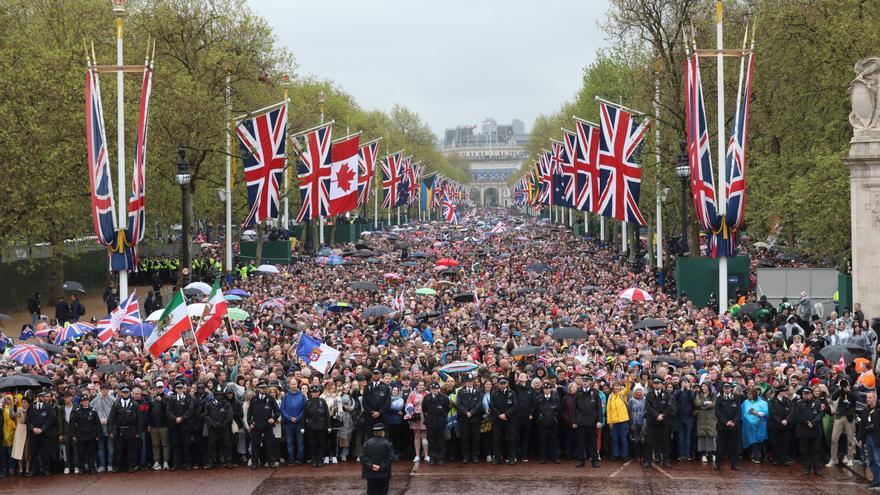 Lluvia, paraguas, miles de asistentes y fervor real en las calles de Londres