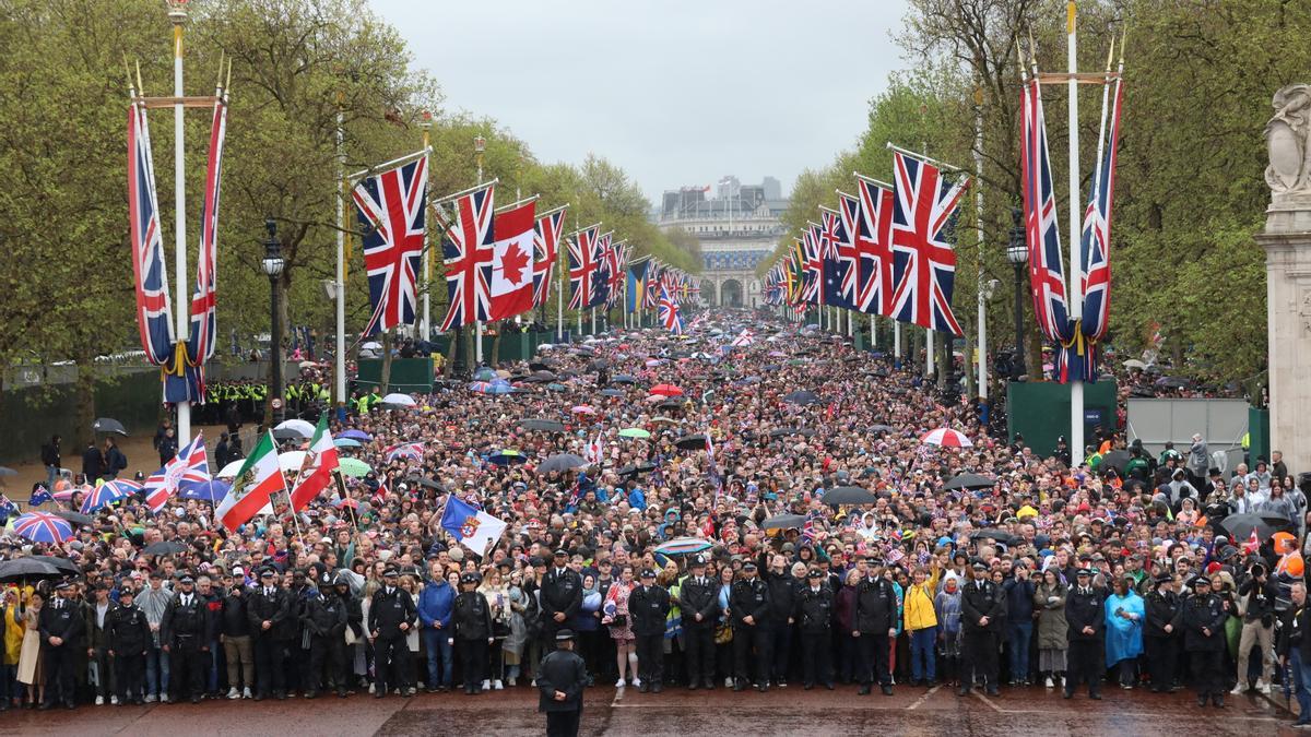 Lluvia, paraguas, miles de asistentes y fervor real en las calles de Londres.