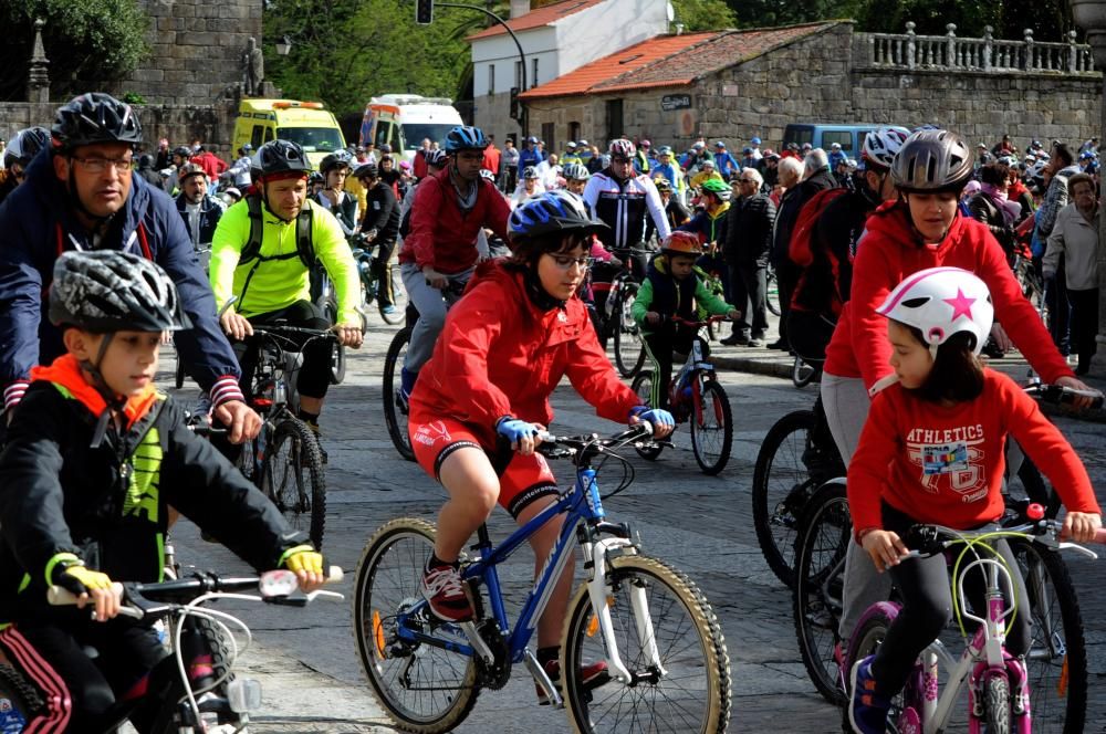 Un pelotón de ciclistas desafía a la lluvia en Cambados