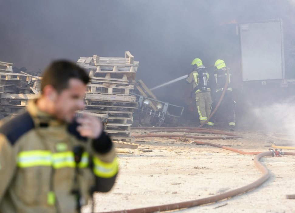 Las imágenes del incendio en un almacén de palés genera una gran columna de humo en Alicante.