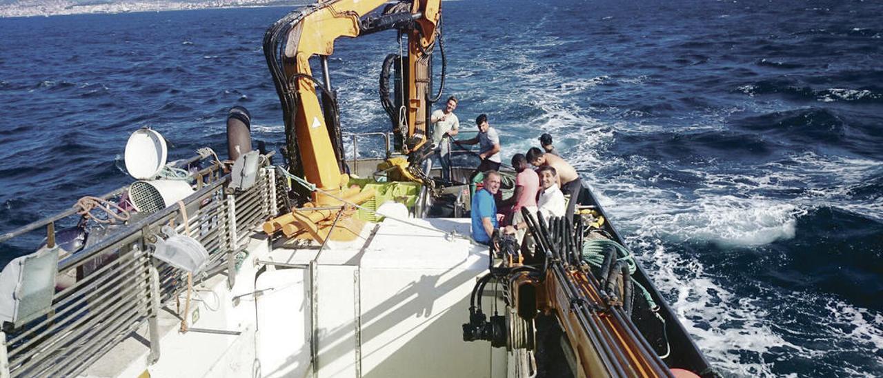 Marineros del &quot;Novo Baloeiro&quot;, ayer, por la tarde saliendo a faenar. // Roberto Crespo