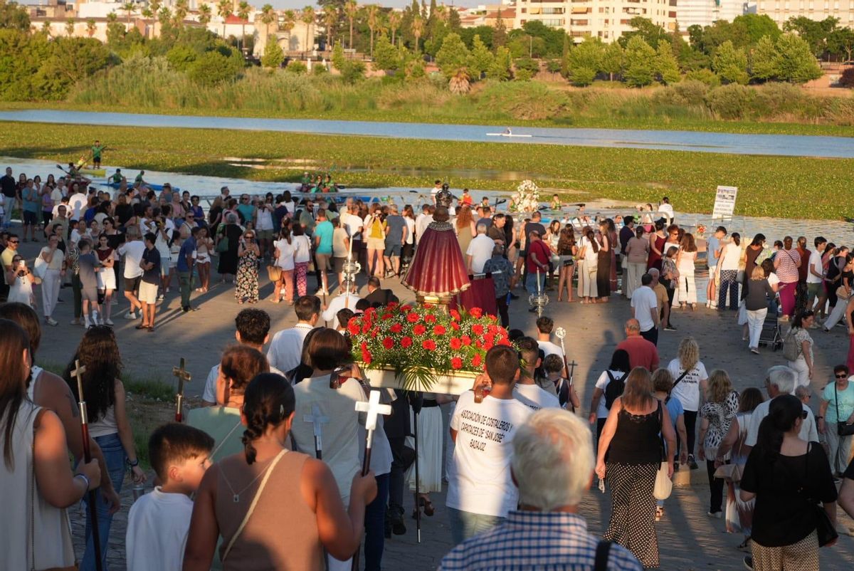 Cientos de personas siguen a la Virgen del Carmen hasta el embarcadero del río Guadiana, esta tarde.