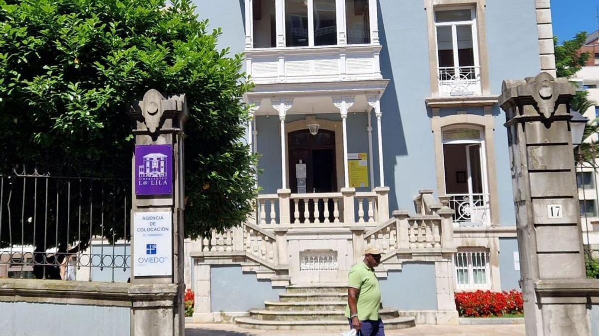 El palacete de La Lila, en el que se ubica la agencia municipal de colocación, ayer. | LNE