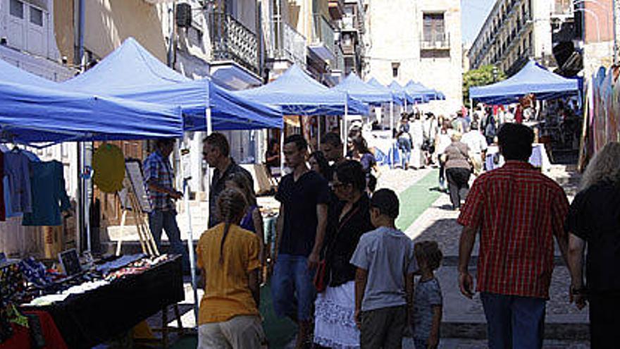 La calle de Balborraz durante la jornada del mercado artesanal.