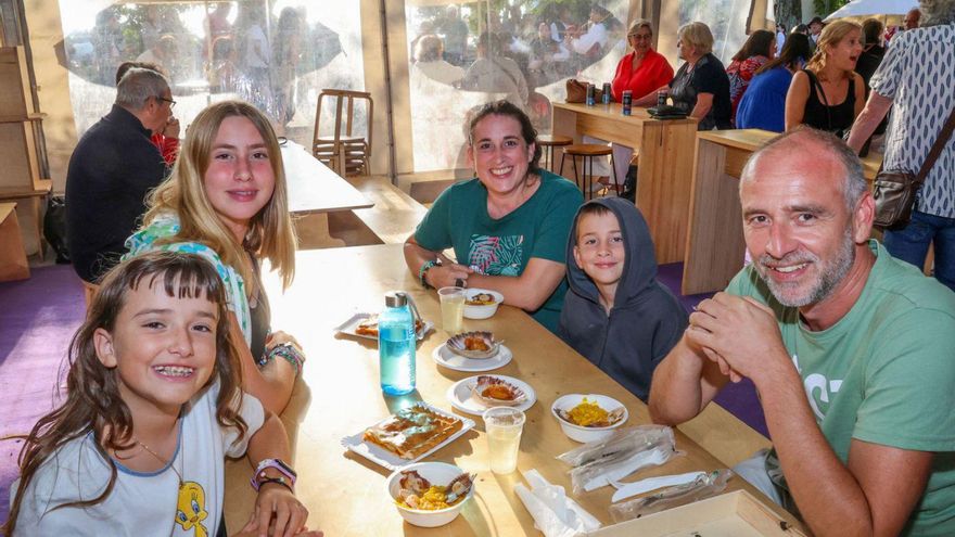 Asistentes al evento de exaltación de la vieira de Cambados, que cumple 21 años. | Iñaki Abella