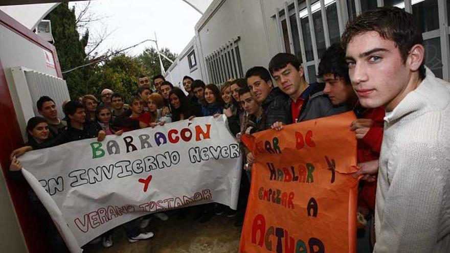 Los alumnos amenazan con alargar la huelga si el Consell no amplía el instituto Berlanga