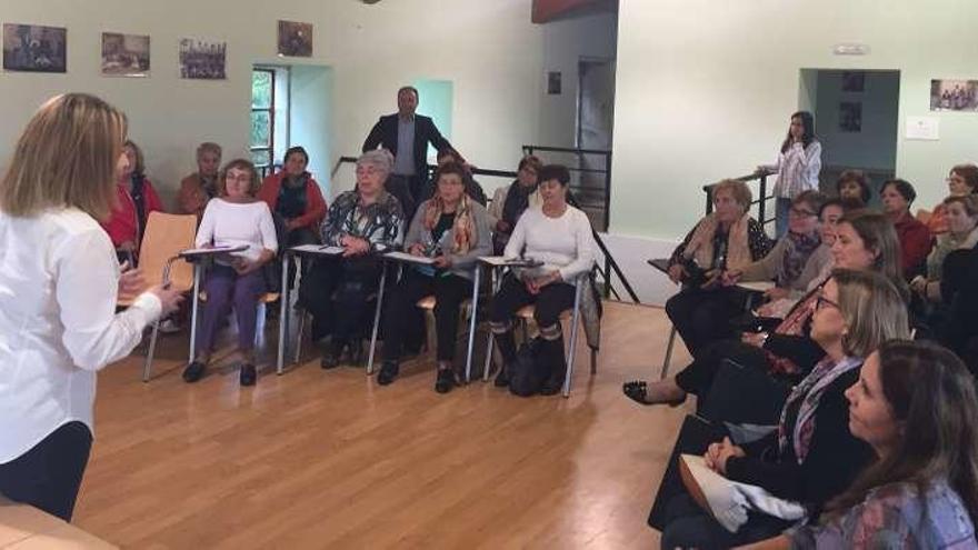 Asistentes al taller sobre internet para mujeres rurales, ayer, en Culleredo.